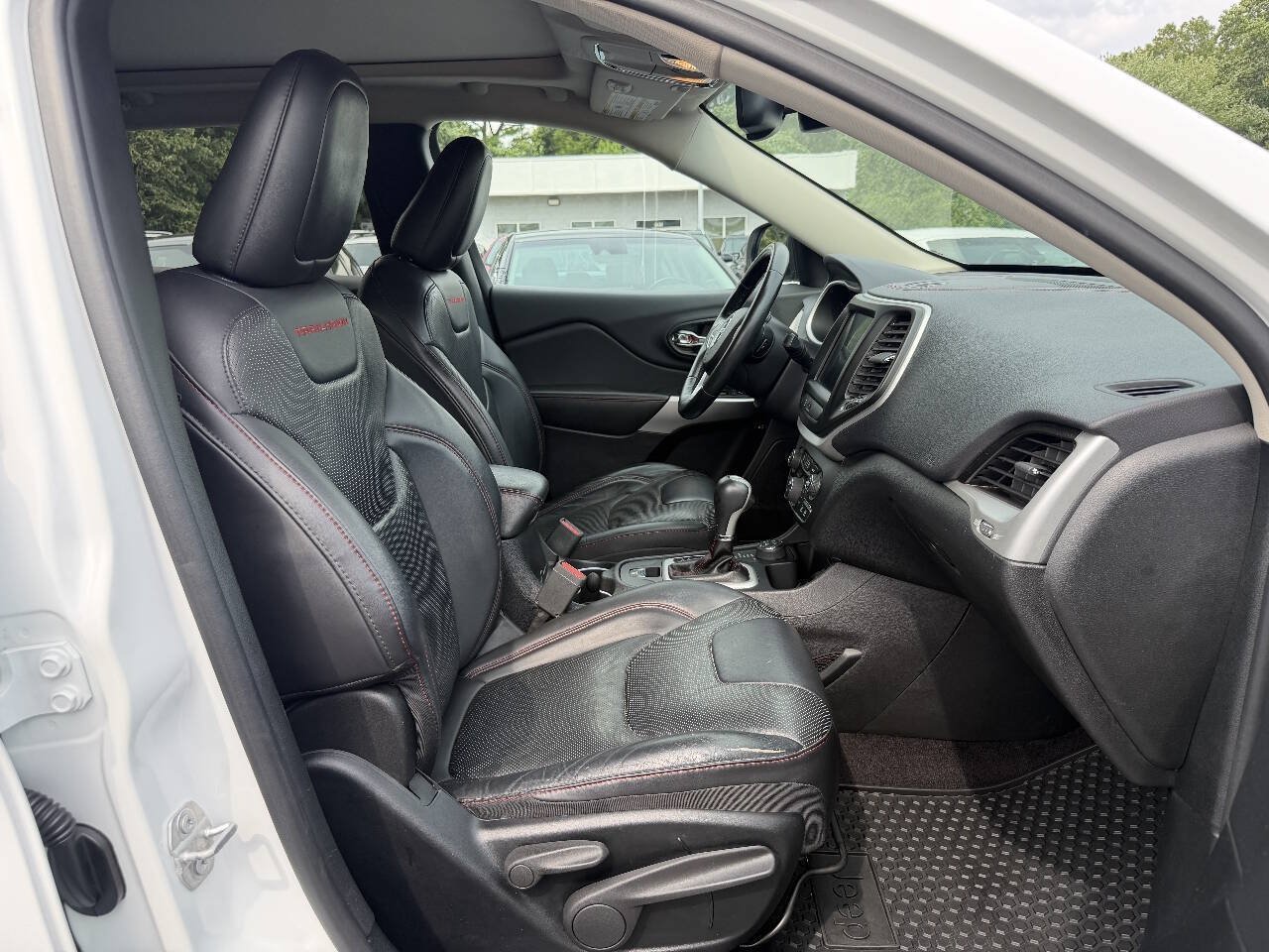 Used 2017 Jeep Cherokee Trailhawk AWD/4WD image 12