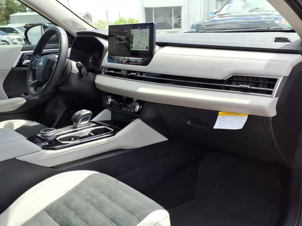 Used 2025 Mitsubishi Outlander SE image 13