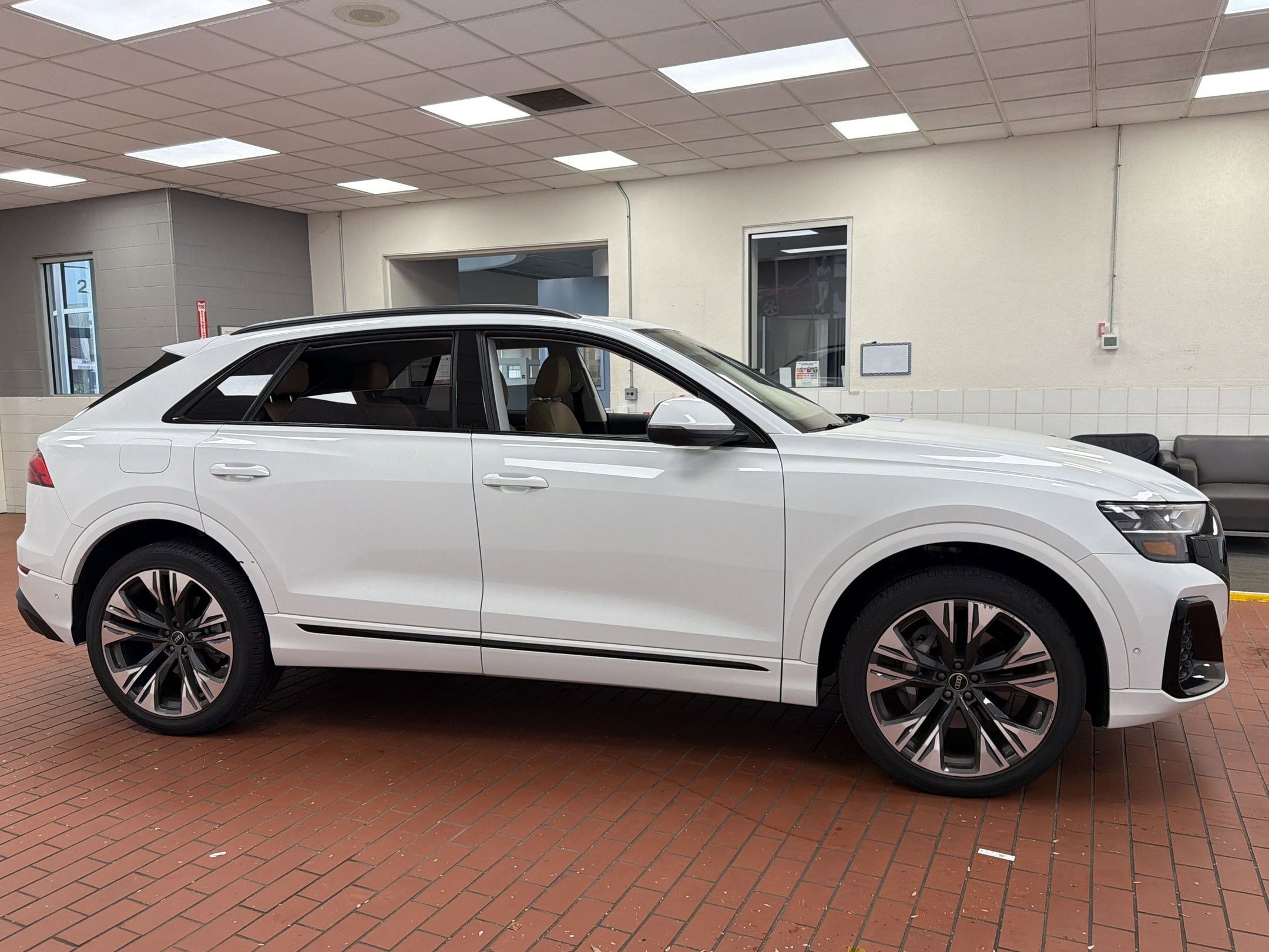 Used 2024 Audi Q8 Prestige image 8