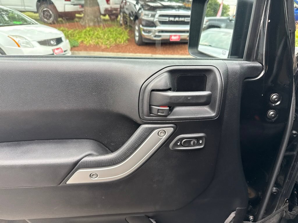 Used 2014 Jeep Wrangler Unlimited Rubicon w/ Connectivity Group AWD/4WD image 19