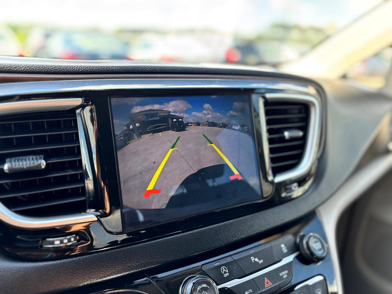 Used 2018 Chrysler Pacifica Touring-L image 16