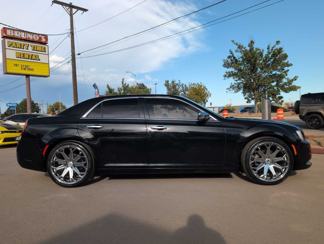 Used 2017 Chrysler 300 C RWD image 8