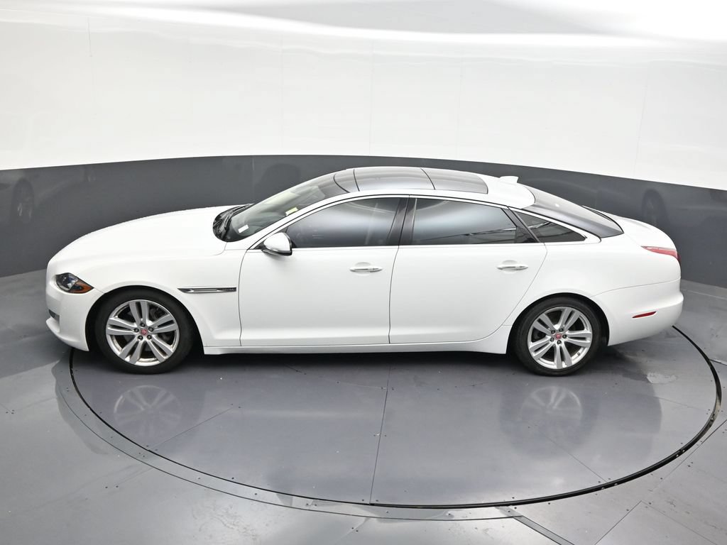 Used 2016 Jaguar XJ L Portfolio RWD image 16