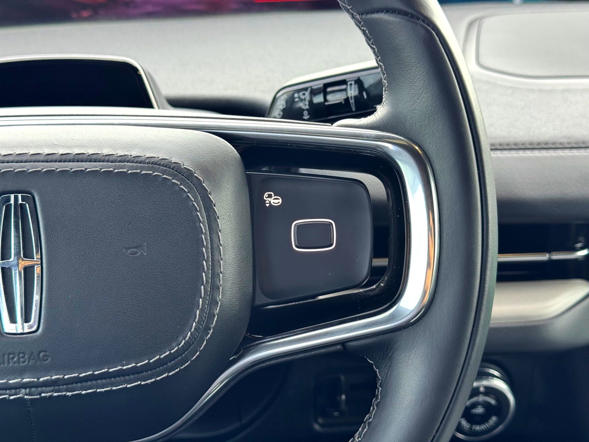 Used 2025 Lincoln Navigator Reserve w/ Jet Appearance Package image 34