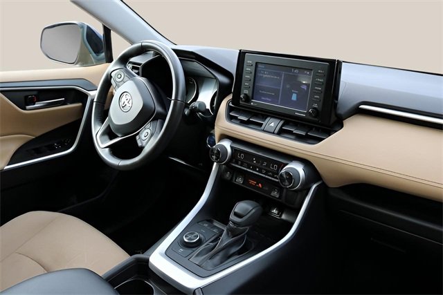 Used 2021 Toyota RAV4 XLE w/ Convenience Package image 19