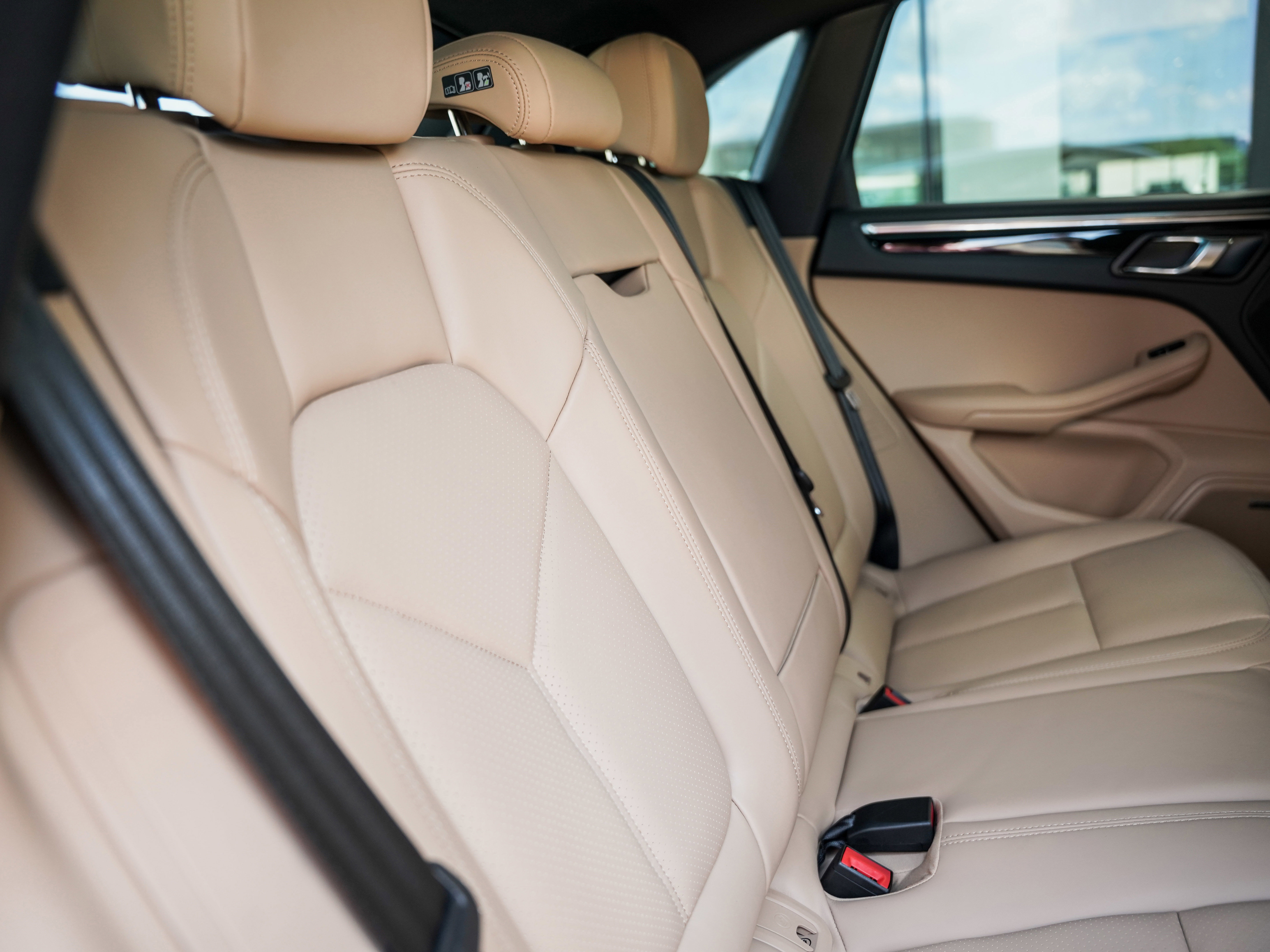 Certified 2025 Porsche Macan image 31