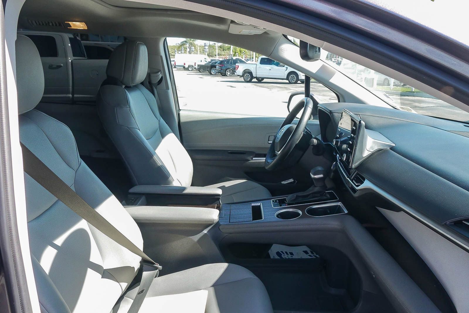 Used 2022 Toyota Sienna XLE image 16