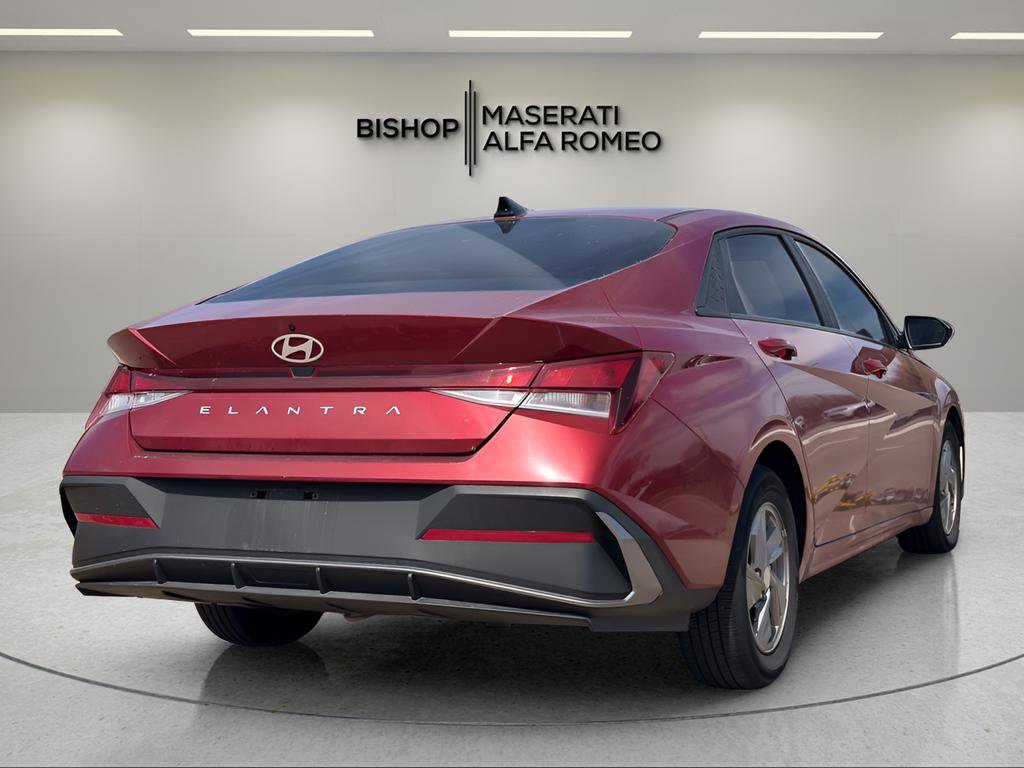 Used 2024 Hyundai Elantra SE FWD image 5
