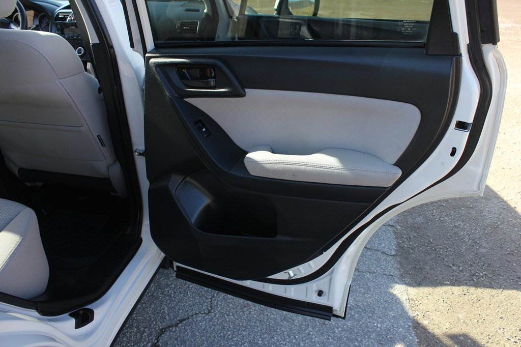Used 2015 Subaru Forester 2.5i Premium w/ All-Weather Package AWD/4WD image 38
