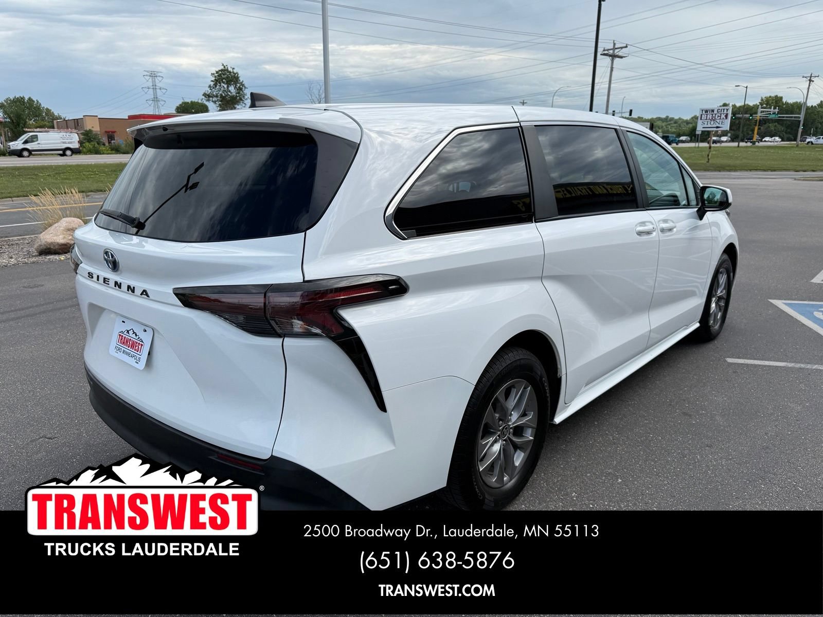 Used 2024 Toyota Sienna LE AWD/4WD image 16