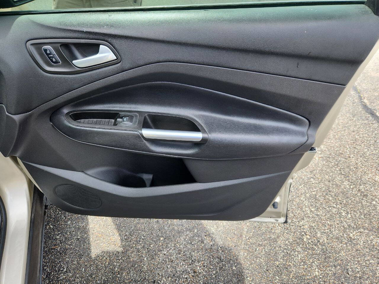 Used 2017 Ford Escape SE w/ SE Sport Appearance Package image 28