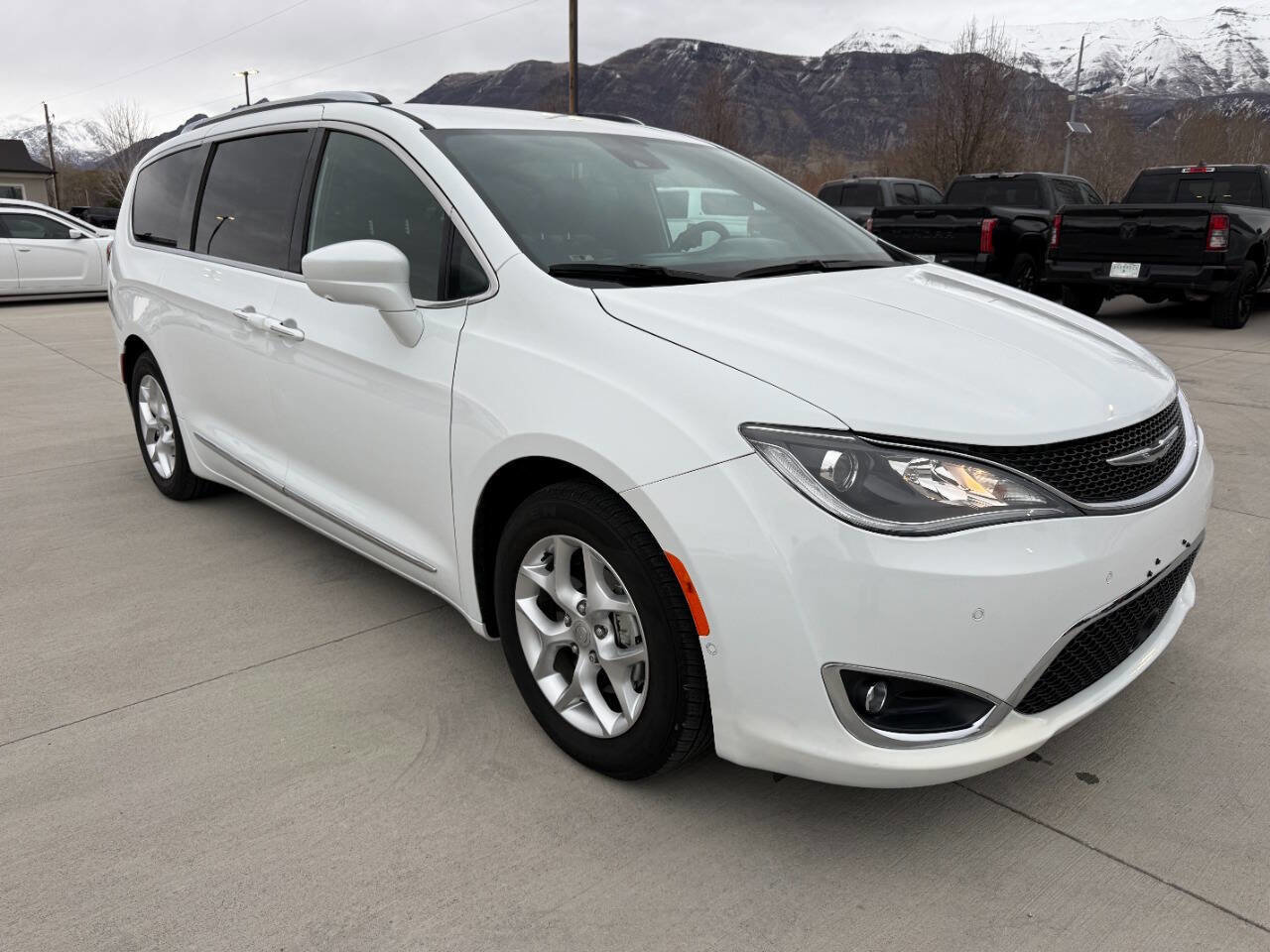 Used 2020 Chrysler Pacifica Touring-L image 9