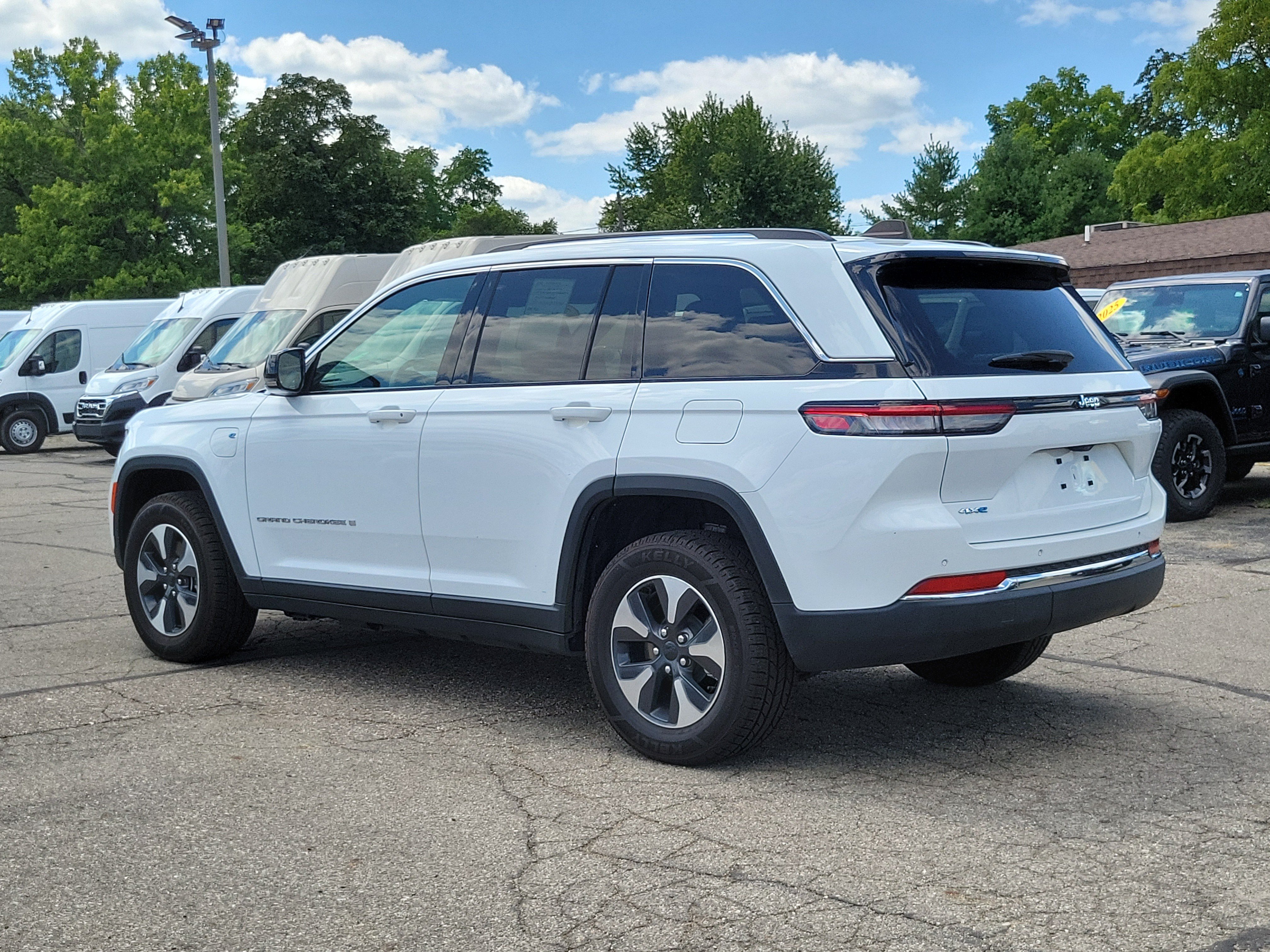 Used 2022 Jeep Grand Cherokee Limited 4xe AWD/4WD image 3