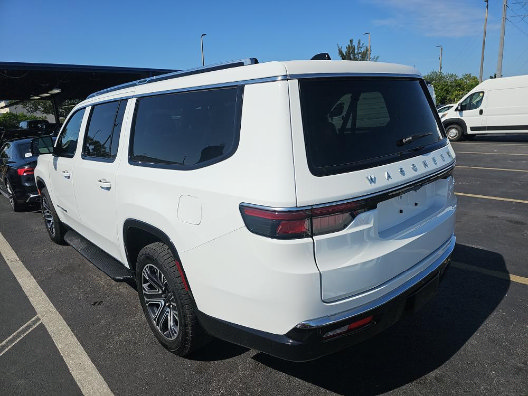 Used 2025 Jeep Wagoneer L Series II w/ 8-pass Seating Package AWD/4WD image 4