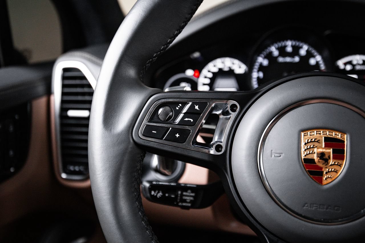Certified 2022 Porsche Cayenne Turbo S AWD/4WD image 17