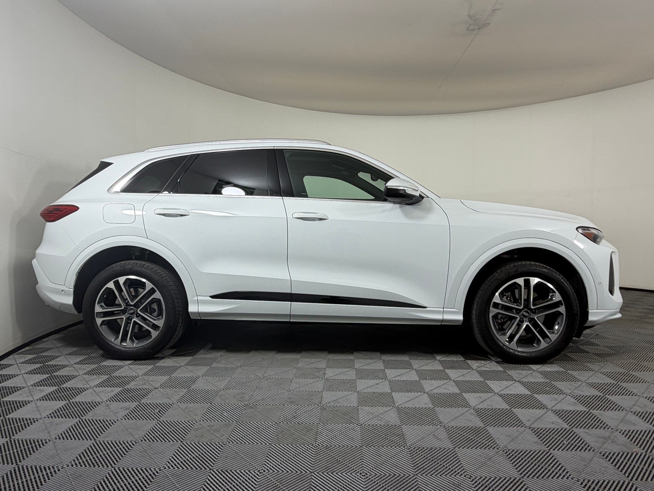 Used 2025 Audi Q5 Premium w/ Convenience Package AWD/4WD image 8