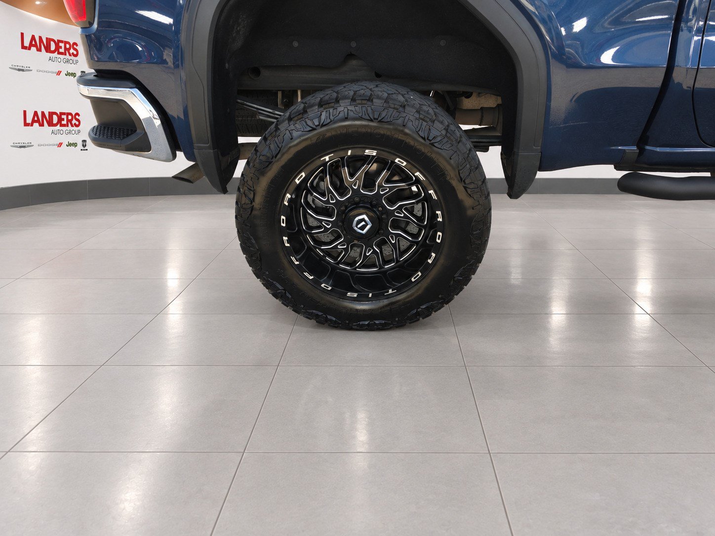 Used 2019 GMC Sierra 1500 SLT w/ SLT Premium Plus Package AWD/4WD image 9