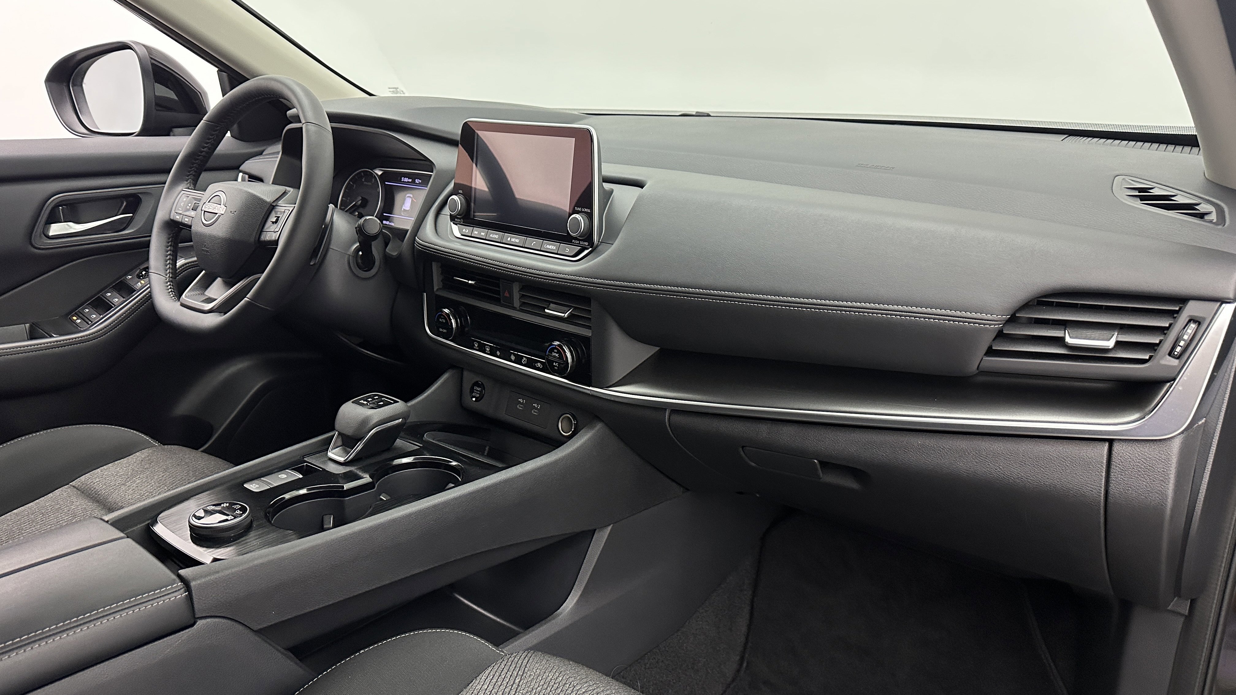 Used 2025 Nissan Rogue SV image 34