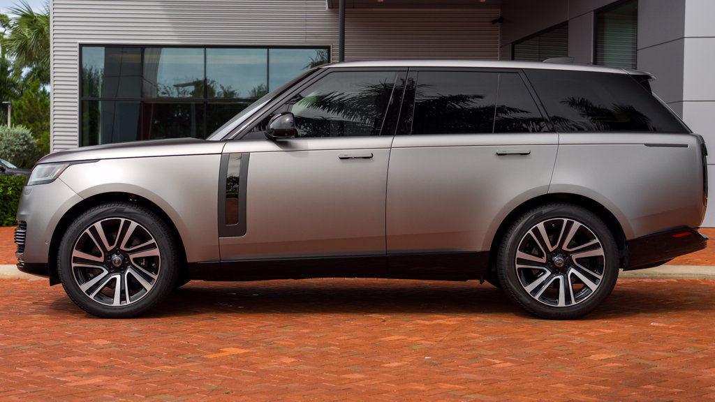 Used 2023 Land Rover Range Rover SV AWD/4WD image 4