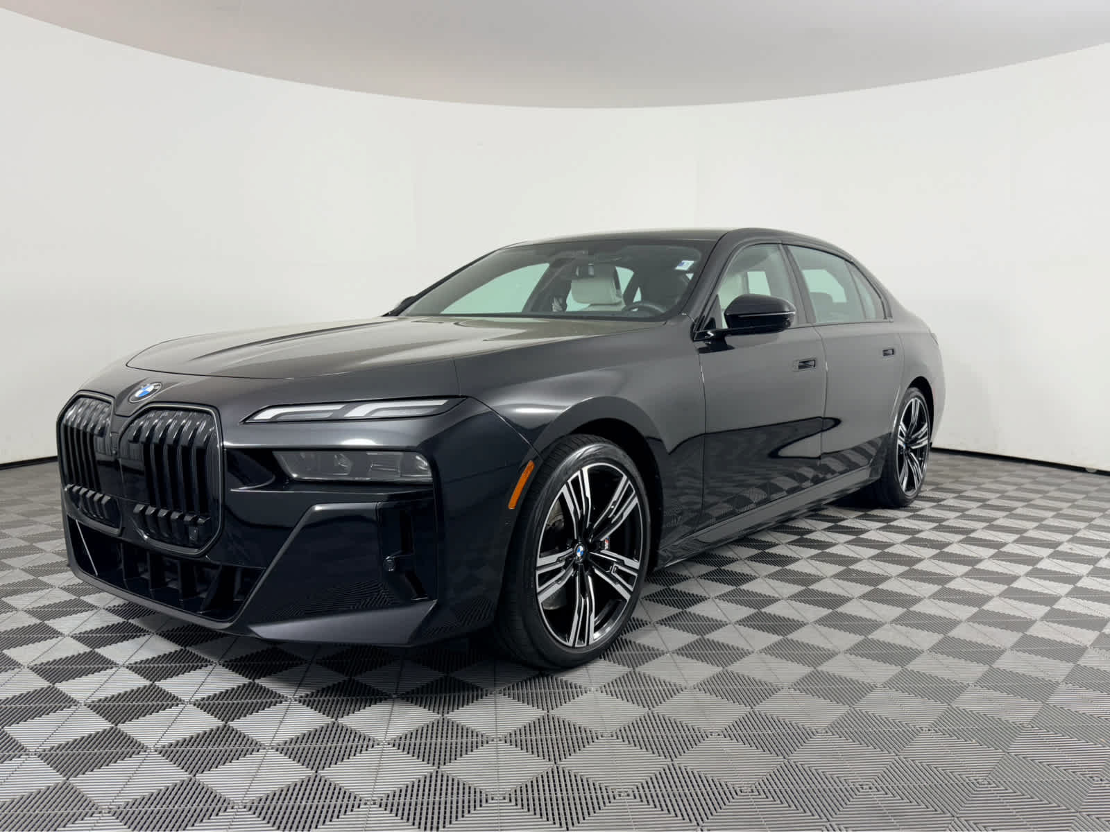 Used 2025 BMW 760i xDrive AWD/4WD image 7