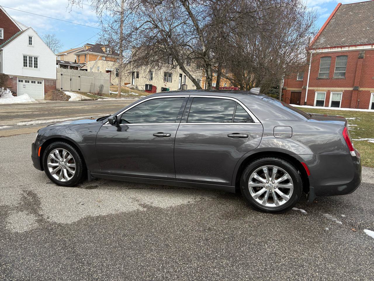 Used 2016 Chrysler 300 Limited w/ Driver Convenience Group image 5