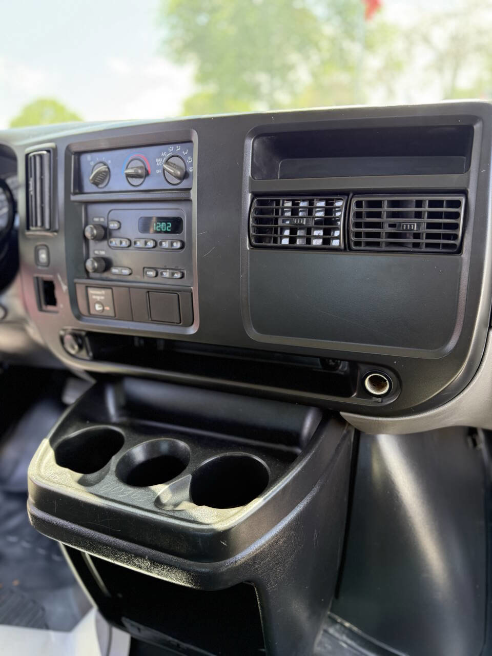 Used 2005 Chevrolet Express 2500 image 11