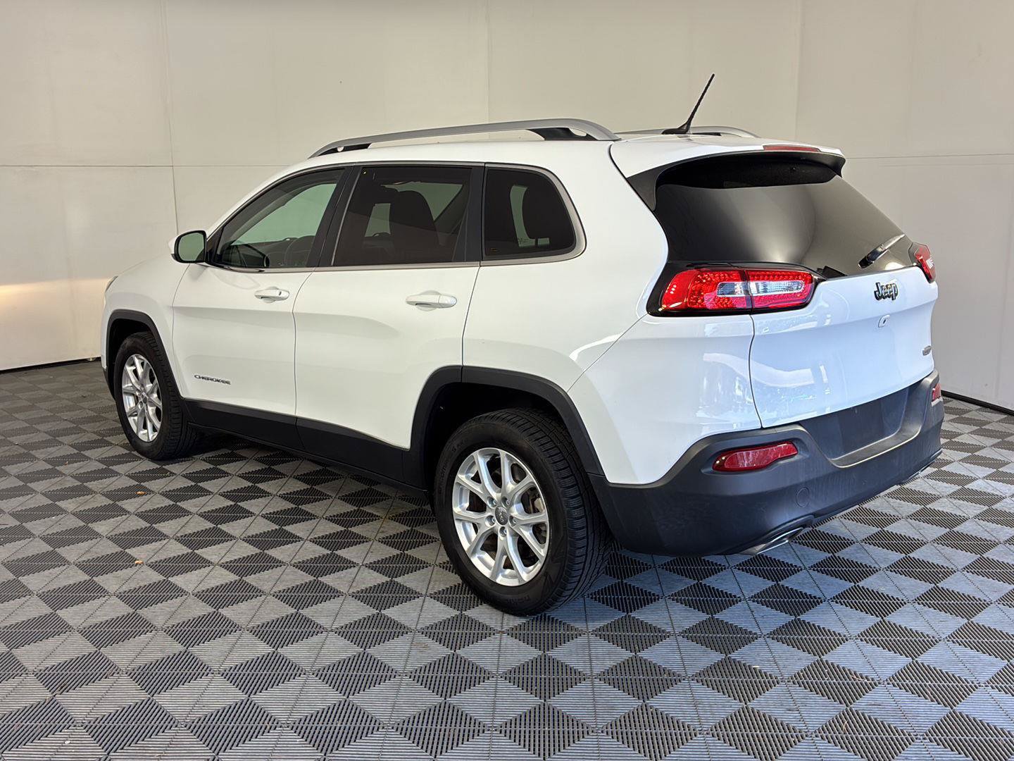 Used 2015 Jeep Cherokee Latitude w/ Cold Weather Group FWD image 7