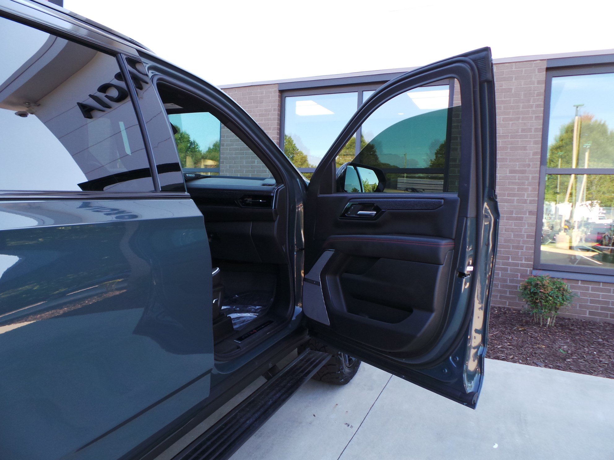 Used 2025 GMC Yukon AT4 Ultimate w/ LPO, Floor Liner Package AWD/4WD image 45