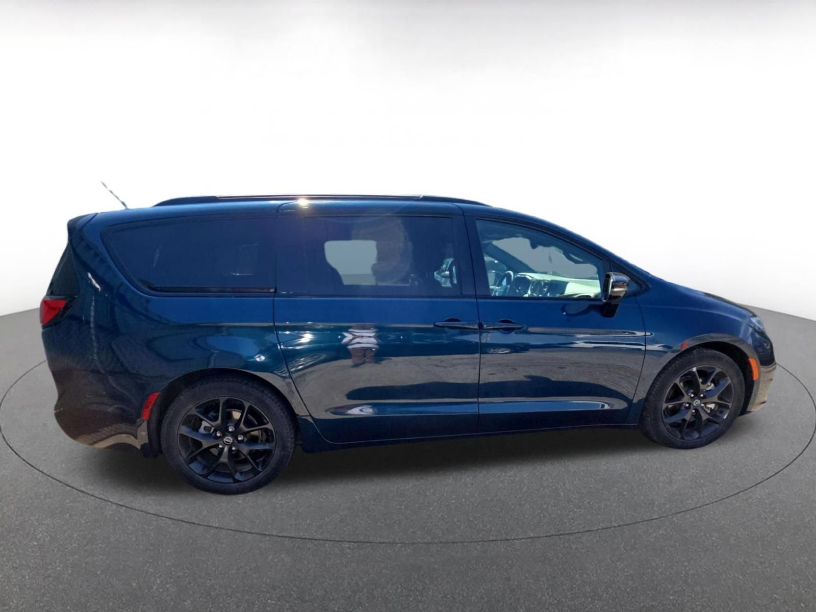 Used 2025 Chrysler Pacifica Limited FWD image 6