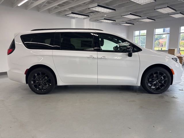 New 2026 Chrysler Pacifica Limited w/ S Appearance Package AWD/4WD image 10