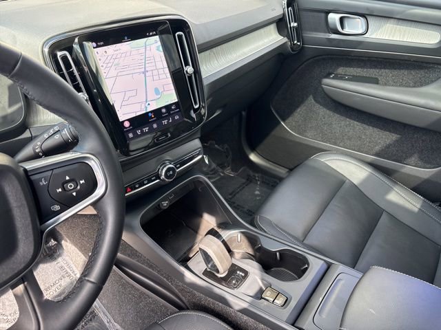Used 2025 Volvo XC40 B5 Core image 19