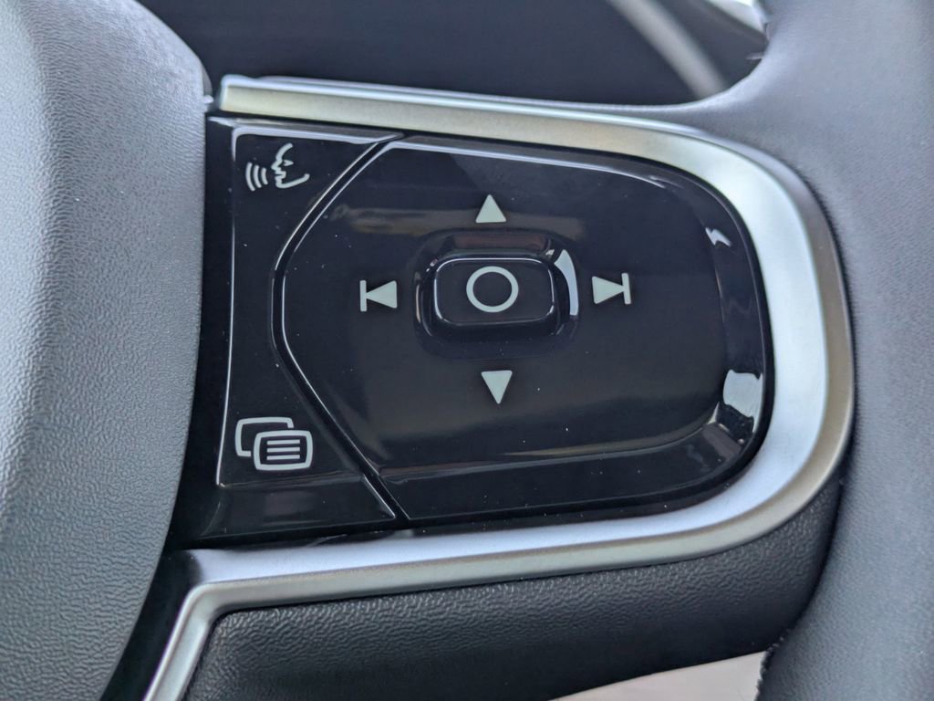 New 2025 Volvo XC90 B6 Core w/ Climate Package image 28