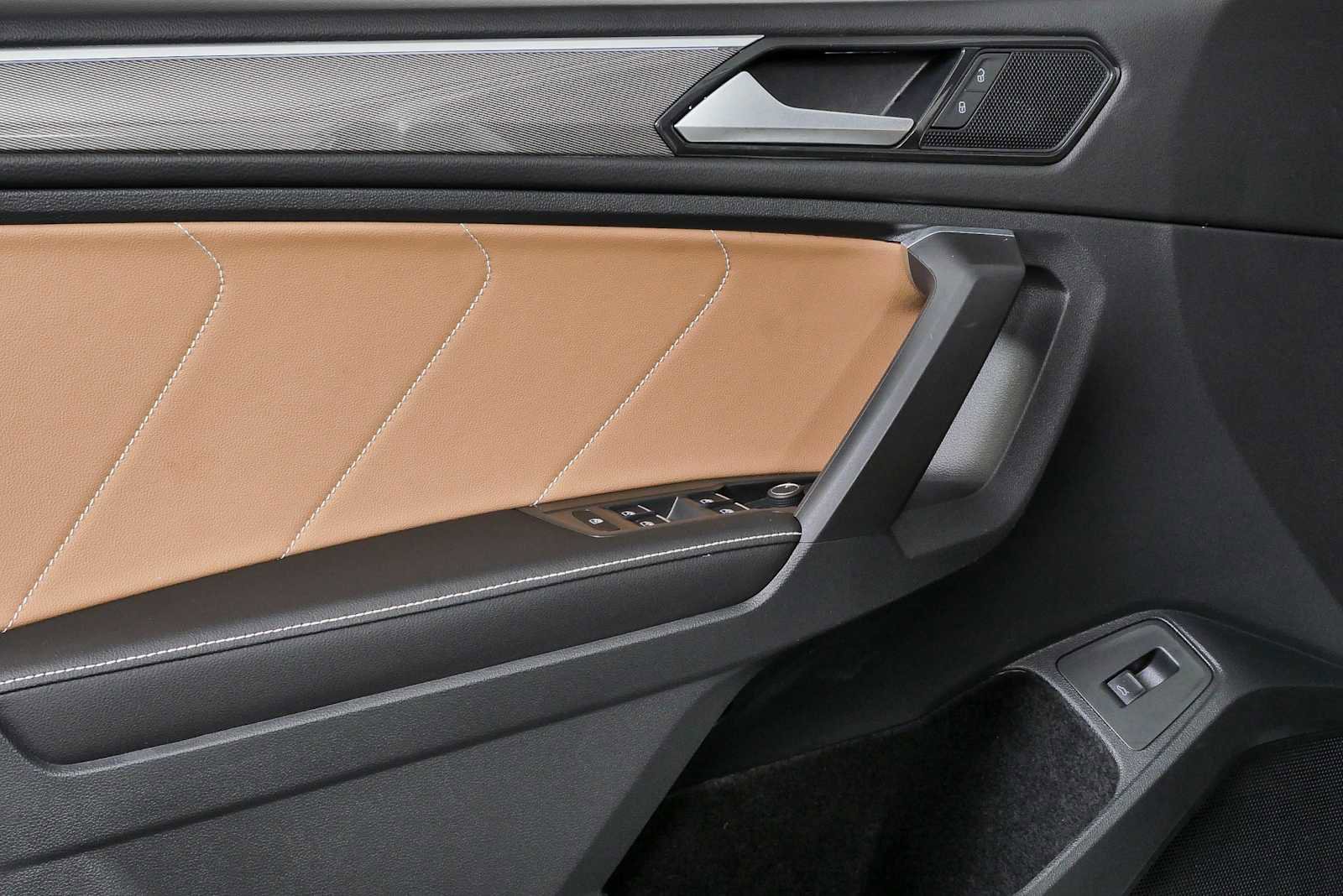 Certified 2023 Volkswagen Tiguan SE R-Line FWD image 9