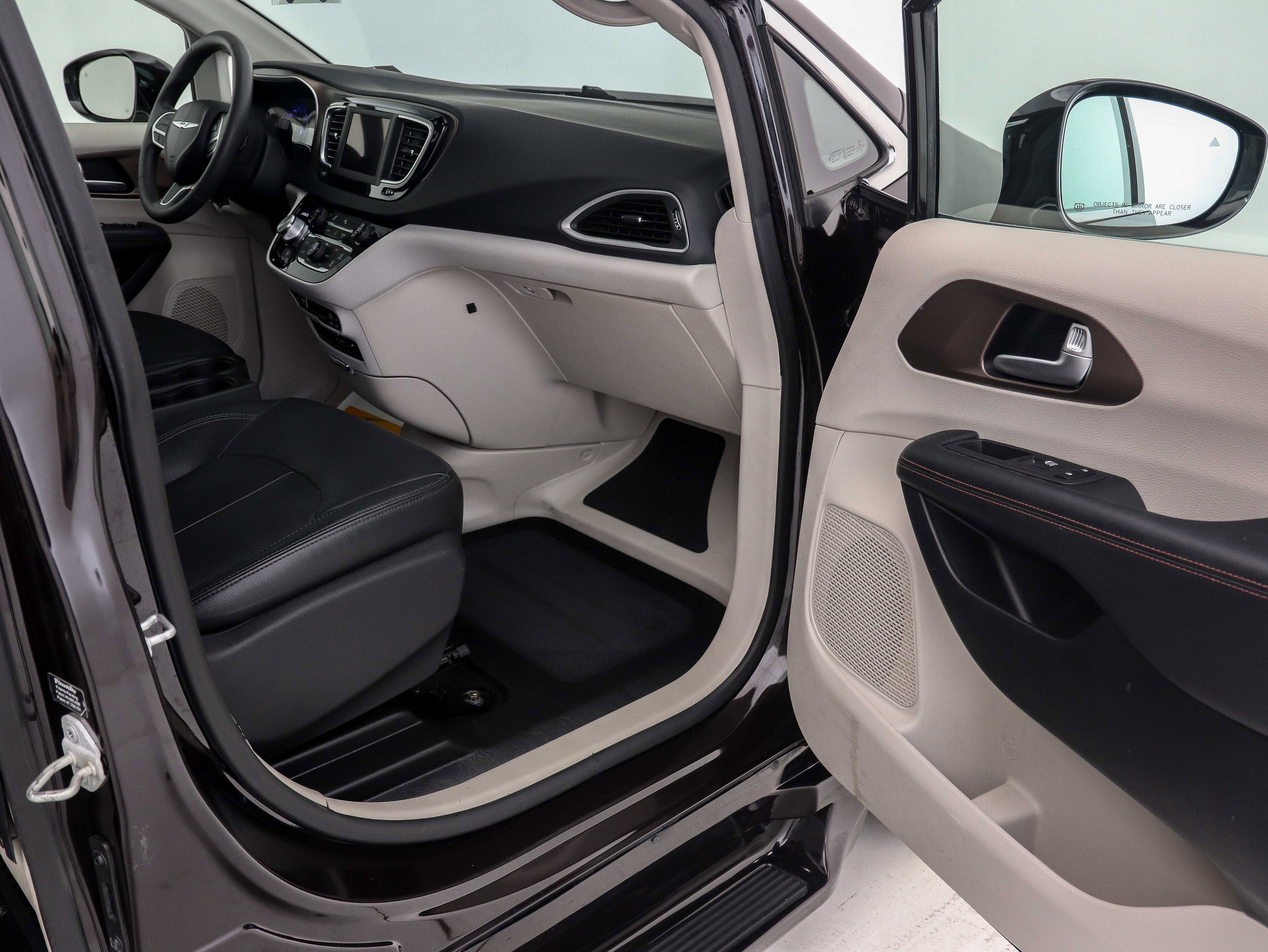 Used 2018 Chrysler Pacifica Touring Plus image 18