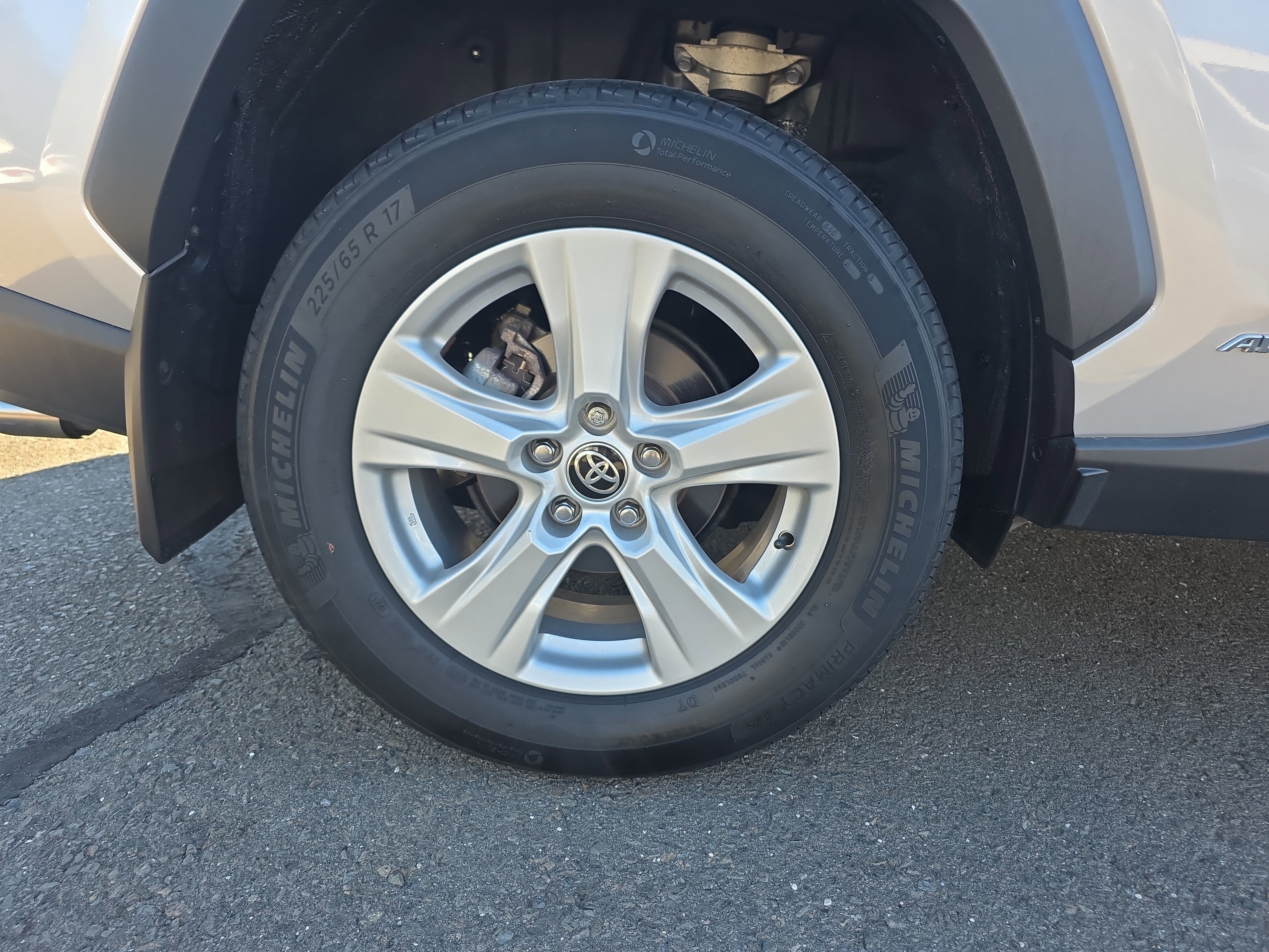 Used 2021 Toyota RAV4 XLE w/ Convenience Package image 11