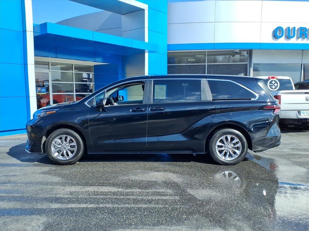 Used 2024 Toyota Sienna LE image 4