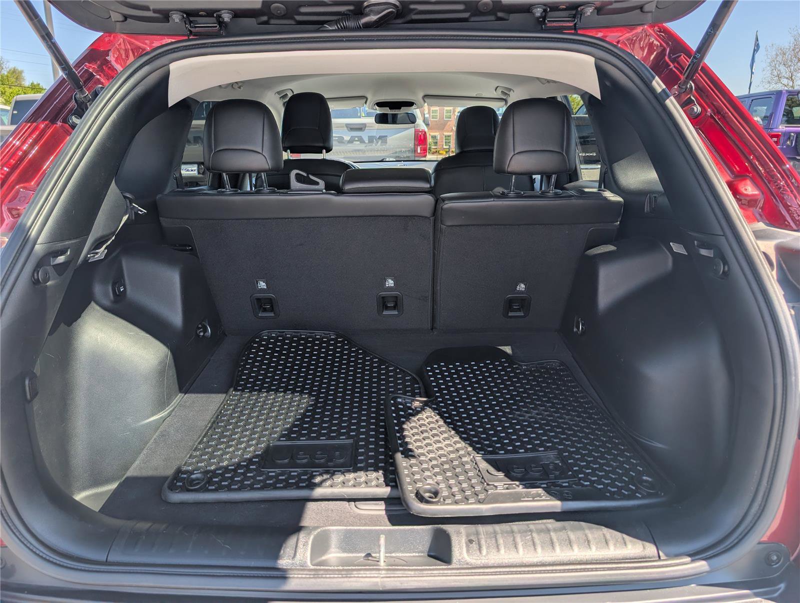 Used 2020 Jeep Cherokee Latitude Plus w/ Cold Weather Group AWD/4WD image 13