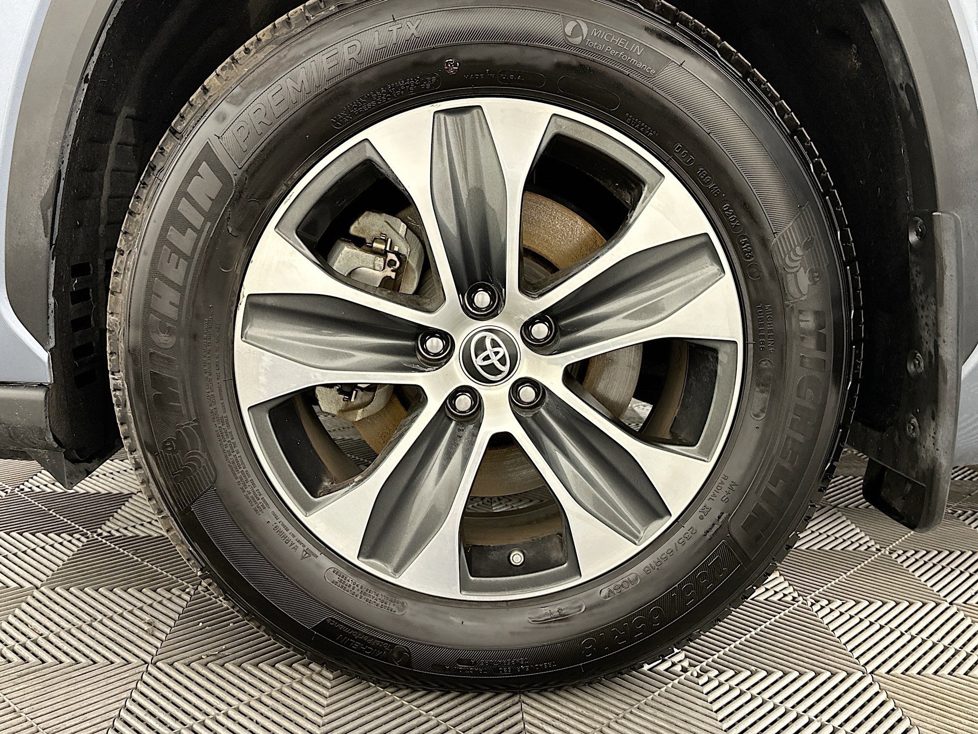 Used 2022 Toyota Highlander XLE AWD/4WD image 38