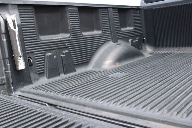 Used 2018 Nissan Titan SV w/ SV Convenience Package RWD image 9