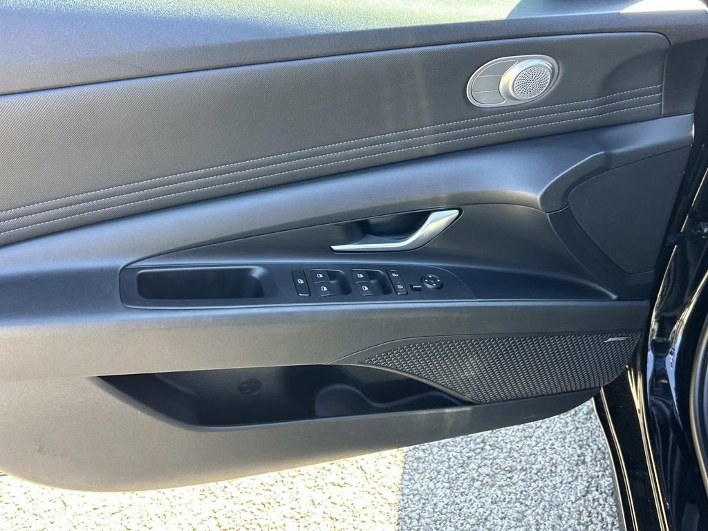Used 2022 Hyundai Elantra Limited image 17
