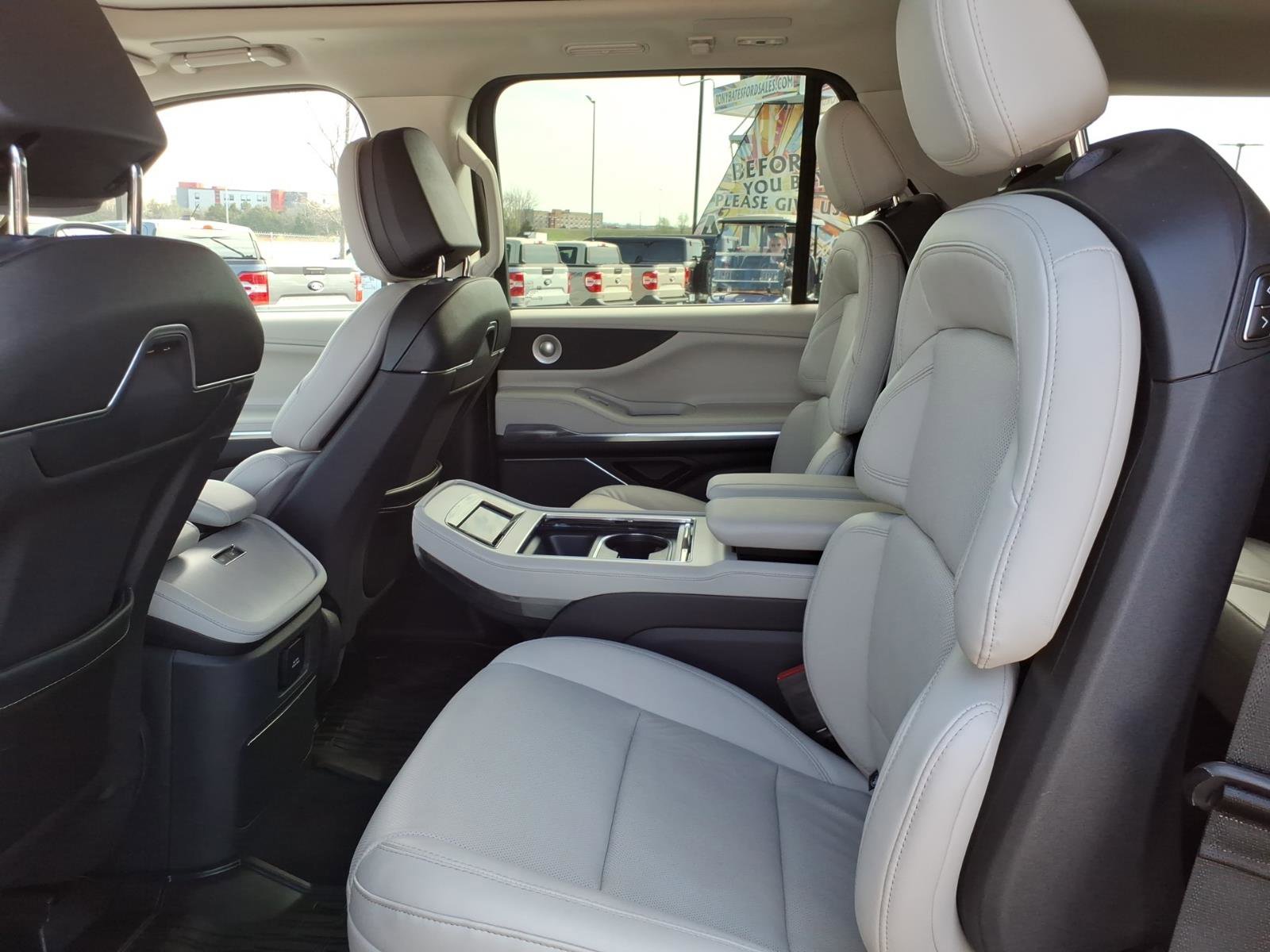 Used 2025 Lincoln Navigator Reserve image 14