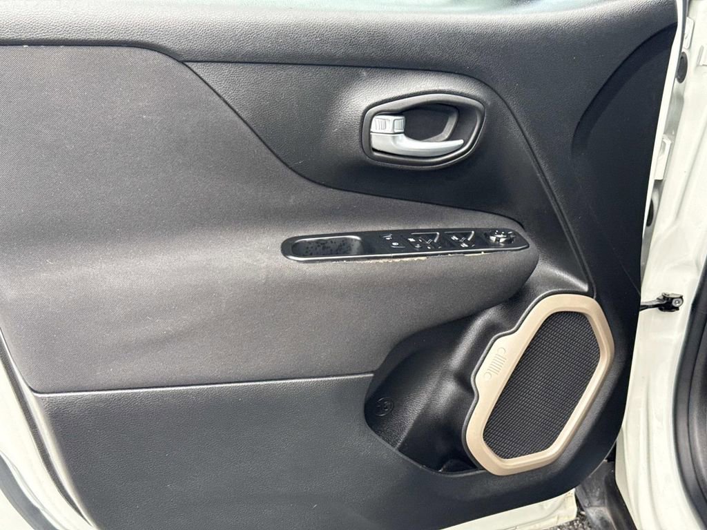 Used 2015 Jeep Renegade Latitude image 16