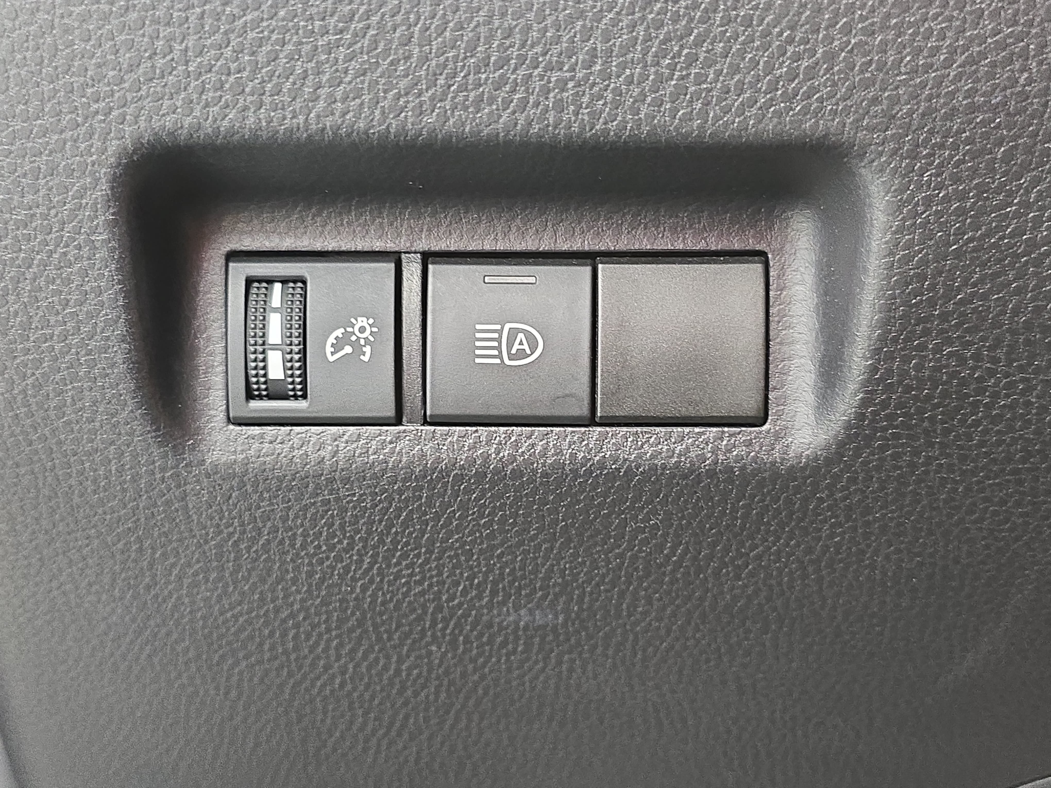 Used 2025 Toyota RAV4 XLE FWD image 24