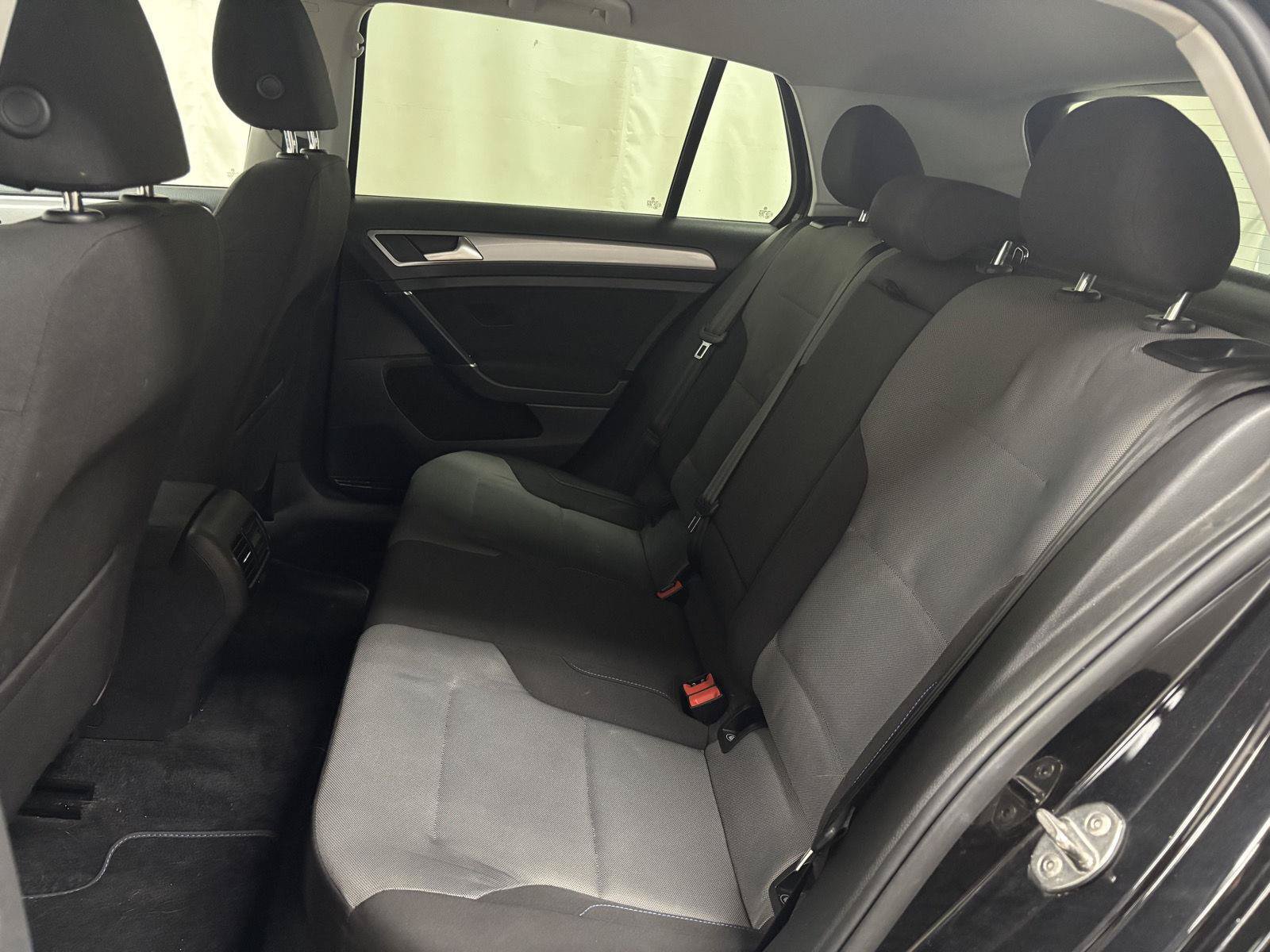 Used 2016 Volkswagen e-Golf SE w/ DC Fast Charging Package FWD image 20