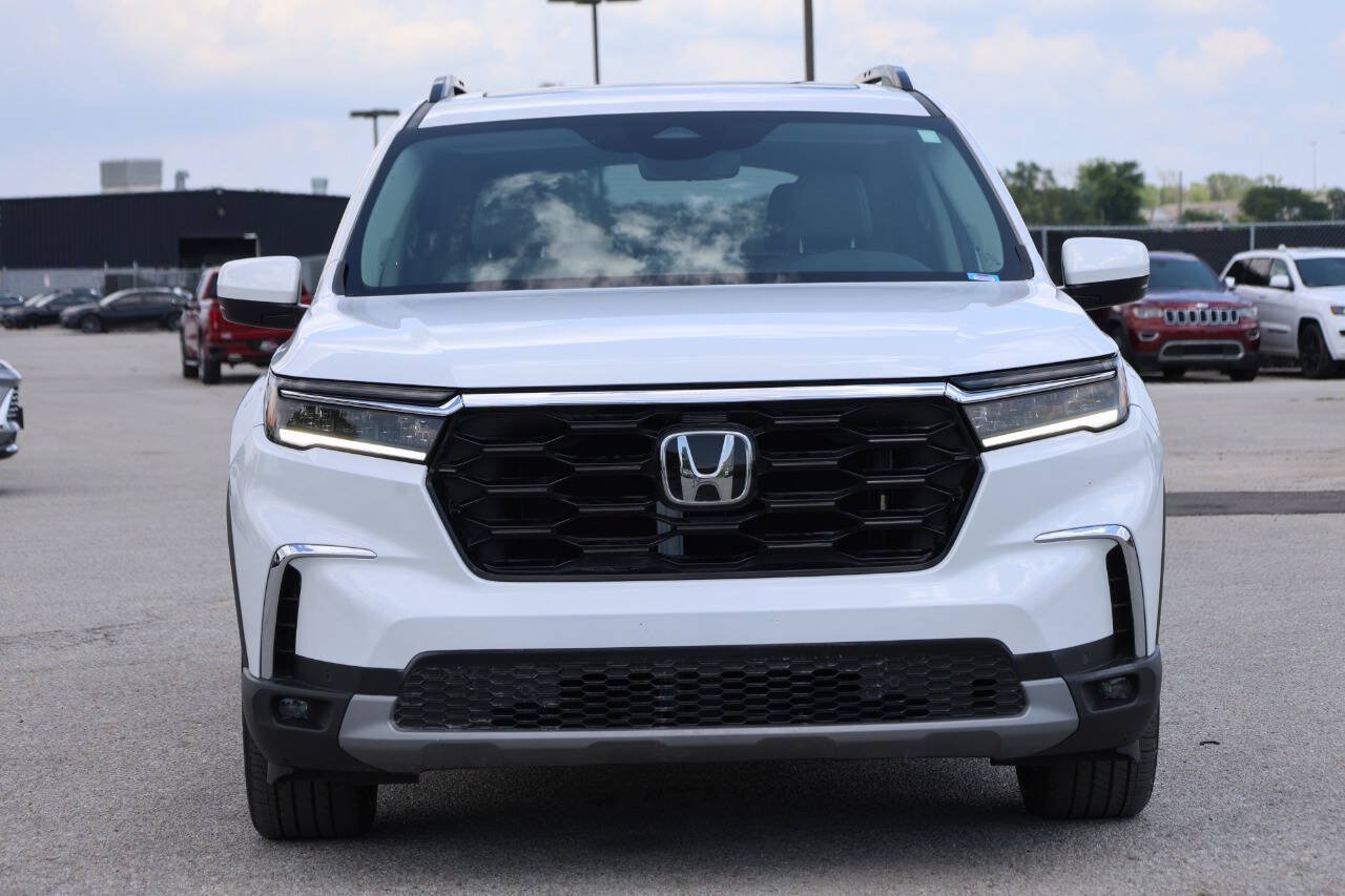 Used 2025 Honda Pilot Touring image 2
