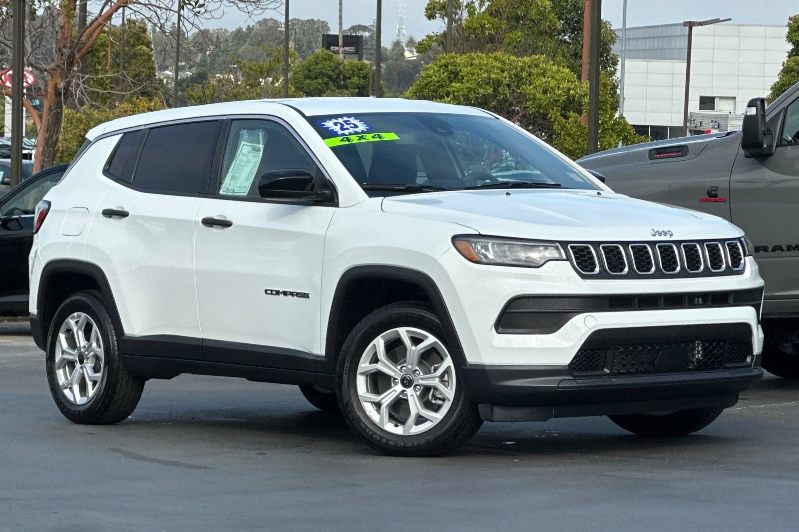 Used 2025 Jeep Compass Sport AWD/4WD image 2