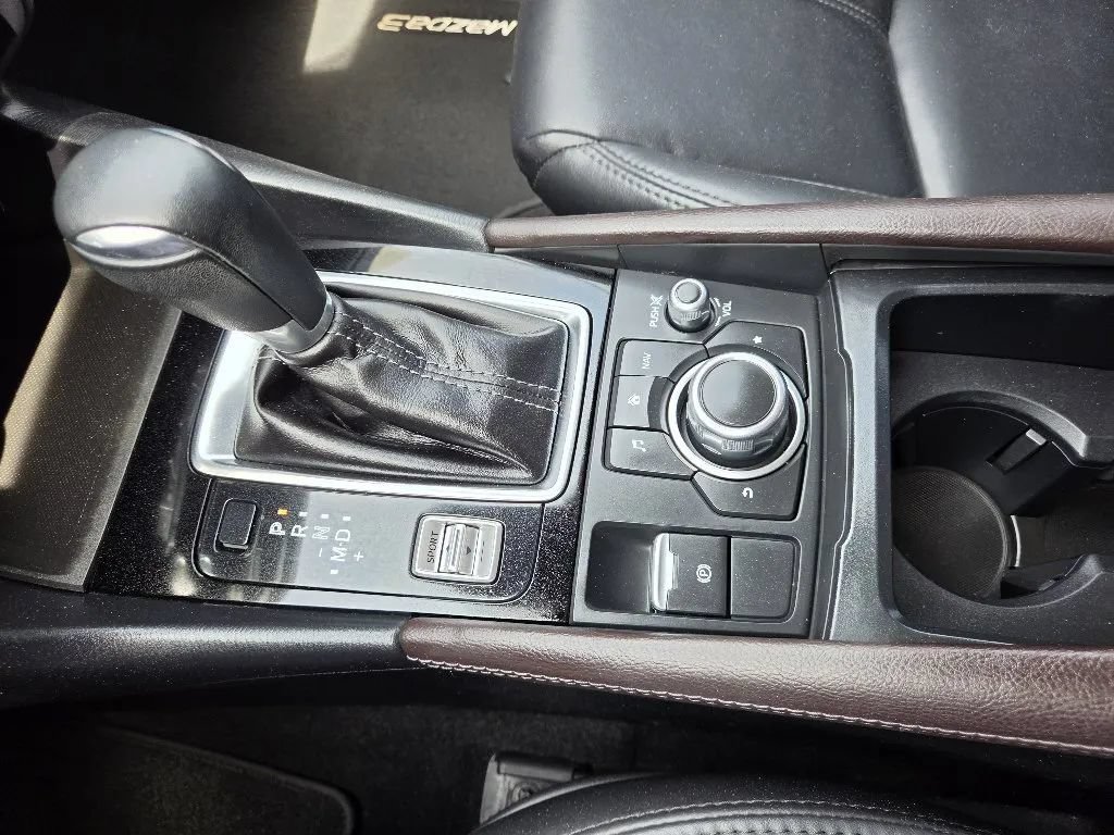 Used 2018 MAZDA MAZDA3 Touring FWD image 32