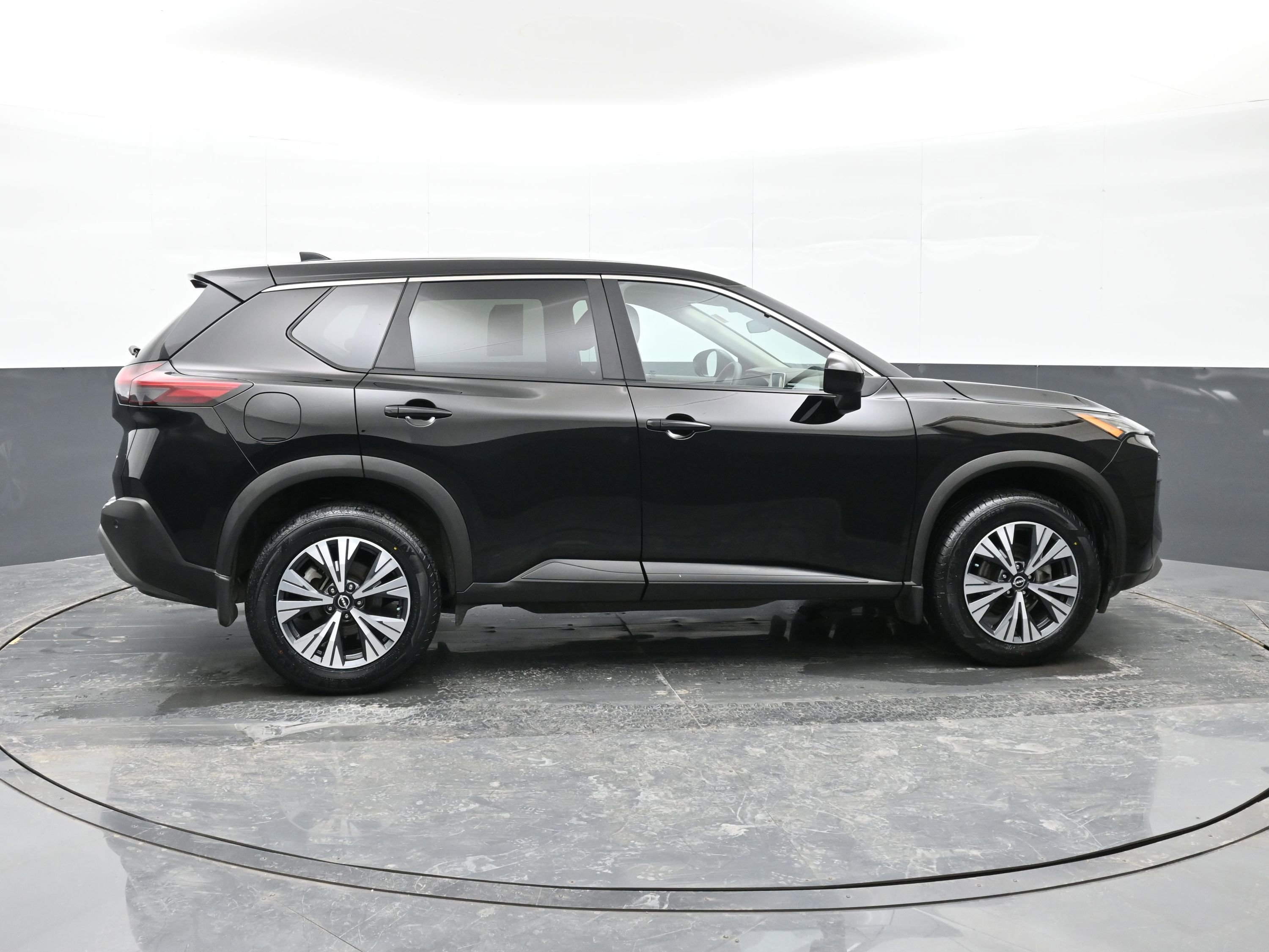 Used 2023 Nissan Rogue SV image 9
