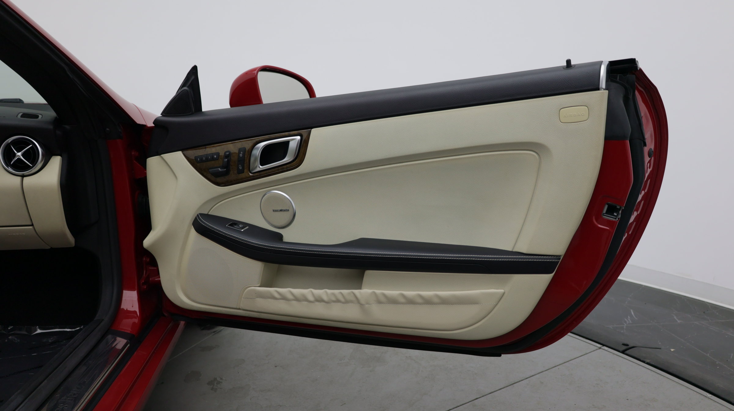 Used 2015 Mercedes-Benz SLK 250 image 31