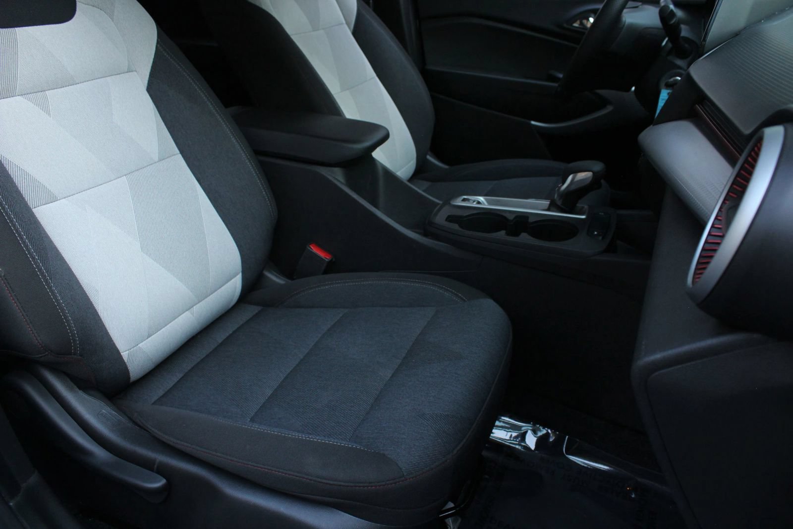 Used 2024 Chevrolet Trax RS FWD image 27